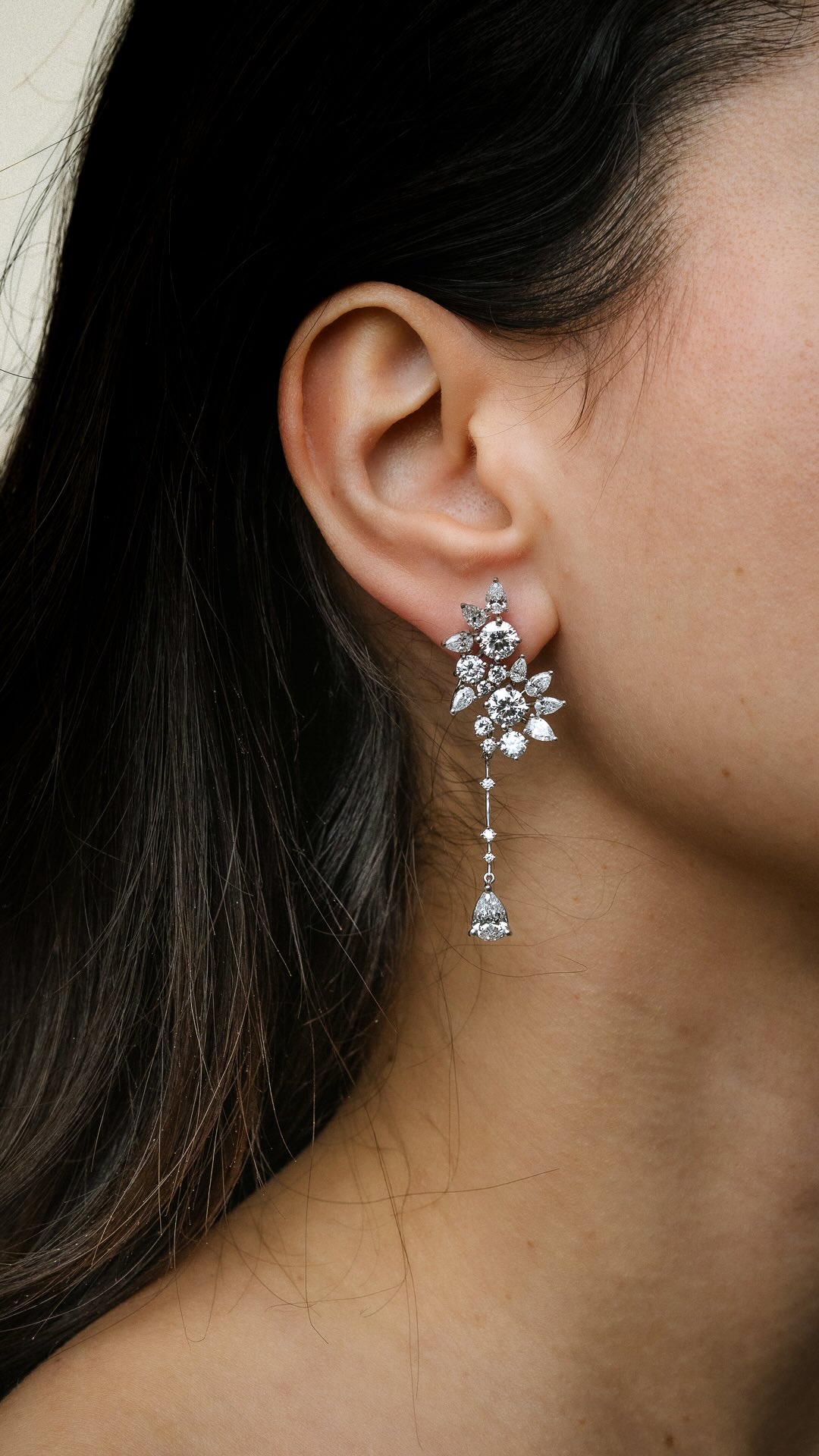 De l’idée au mouvement.
Les boucles d’oreilles Zéphir prennent vie au fil des gestes :
dessin, monture, sertissage, équilibre parfait.
Chaque détail est travaillé pour capter la lumière avec légèreté, comme un souffle précieux en mouvement.
Des heures de précision, une seule intention : créer l’émotion.
Zéphir, Collection Éclosion.
—
From vision to movement.
The Zéphir earrings come to life through each step:
design, setting, stone setting, perfect balance.
Every detail is crafted to capture light with lightness, like a precious breeze in motion.
Hours of precision, one purpose: create emotion.
Zéphir, Éclosion Collection.
#amantys #hautejoaillerie #highjewelry #zephir #earrings diamondjewelry