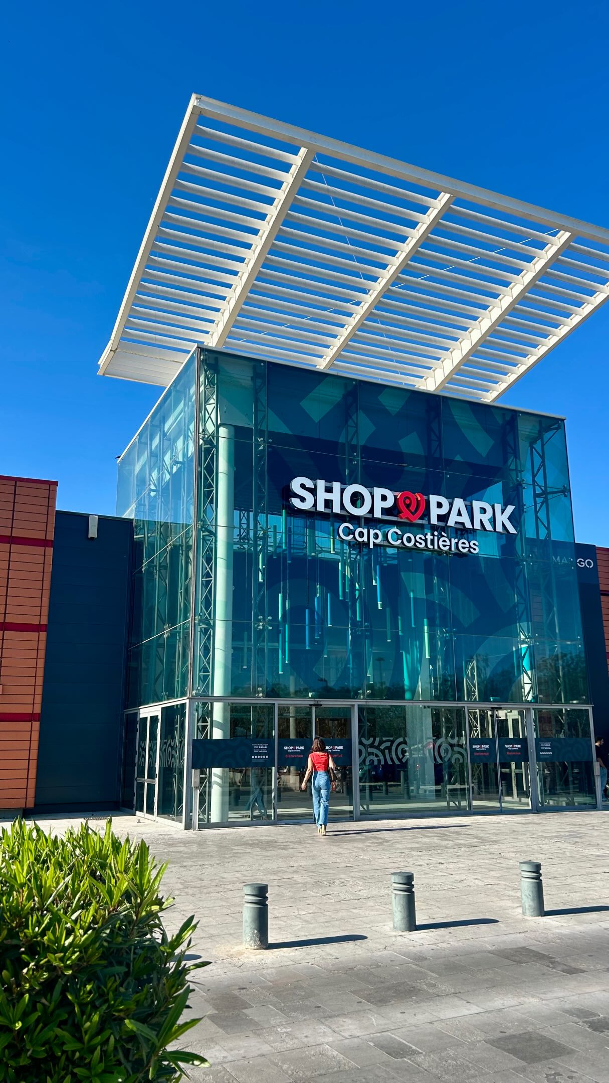 🎥 Transformer un centre commercial sans jamais fermer ses portes ?
Défi relevé 💪
Pendant plusieurs mois, les équipes ont travaillé en coulisses pour donner un nouveau visage au Shop Park Cap Costières à Nîmes.
Espaces détente, aires de jeux, sanitaires premium, mosaïques murales, signalétique… Chaque détail a été pensé pour améliorer l’expérience des visiteurs ✨
Mais derrière cette transformation, il y a surtout des femmes et des hommes qui ont imaginé, conçu et réalisé ce projet ensemble.
🎙️ Dans cette vidéo, découvrez les témoignages de ceux qui l’ont vécu de l’intérieur :
@dragonrouge_creative
@mercialys_fr
Sharp Ingénierie
Merci à nos clients et partenaires pour leur confiance tout au long de cette belle aventure.
▶️ Découvrez leurs témoignages.
#shopparkcapcostières #nîmes #retaildesign #tansformation #architecture