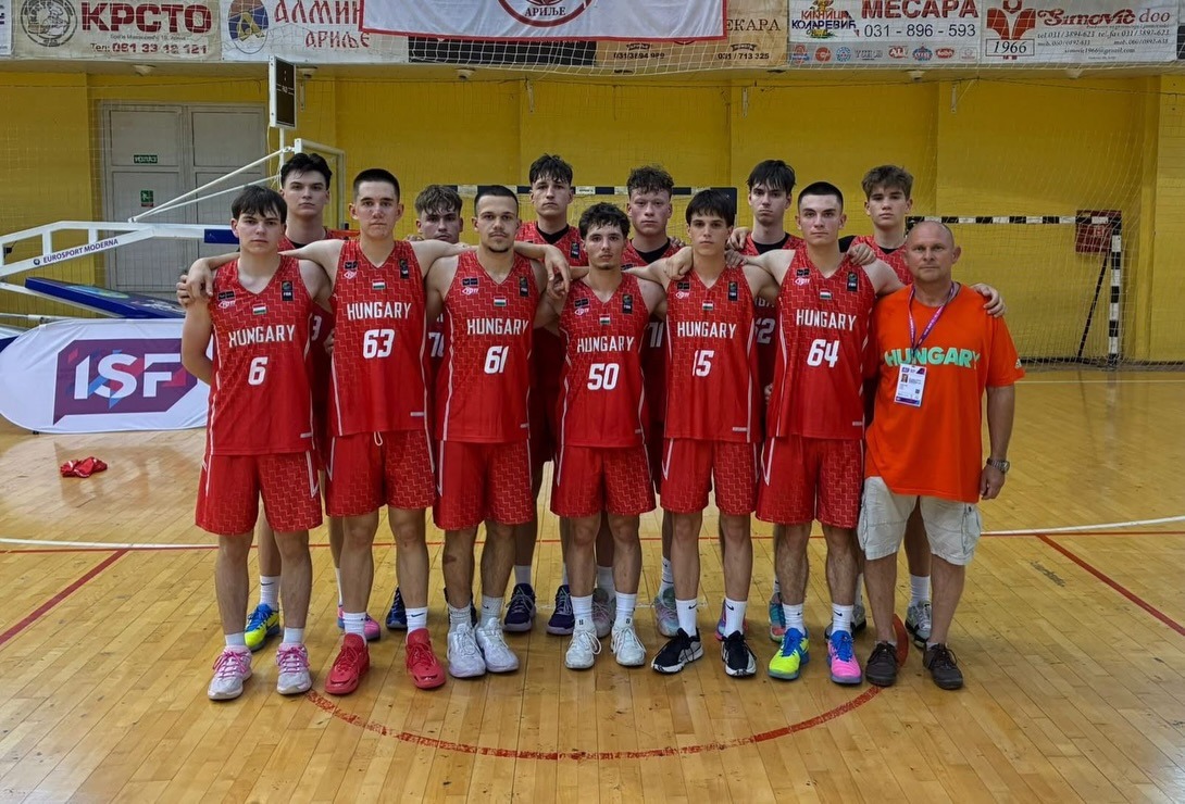 🏀 ISF Kosárlabda Iskolai Világbajnokság – Eddigi szereplésünk A magyar csapat két nehéz mérkőzéssel kezdte meg szereplését az ISF Kosárlabda Iskolai Világbajnokságon. Az első csoportmérkőzésen Luxemburg ellen léptek pályára a kecskeméti fiúk, akik nagyot küzdöttek, de végül 48–40-es vereséget szenvedtek. A második találkozón a házigazda Szerbia volt az ellenfél. A mérkőzés előtt tovább nehezítette a helyzetet, hogy csapatkapitányunk nem állhatott rendelkezésre. A szerb együttes fizikális játékával végig irányította a találkozót, és 75–45-ös győzelmet aratott. 🇭🇺 Bár az eredmények ezúttal nem a magyar csapat javára alakultak, a fiúk mindkét mérkőzésen példamutató hozzáállással, végig küzdve képviselték hazánkat. A torna azonban még korántsem ért véget, a csapat pedig már a következő összecsapásra készül. ⏰ A következő mérkőzésen Nepál ellen lép pályára a magyar válogatott. Szurkoljunk együtt a fiúknak, hogy megszerezzék első győzelmüket a világbajnokságon! Hajrá, fiúk! Hajrá, Magyarország! 🇭🇺🏀💪