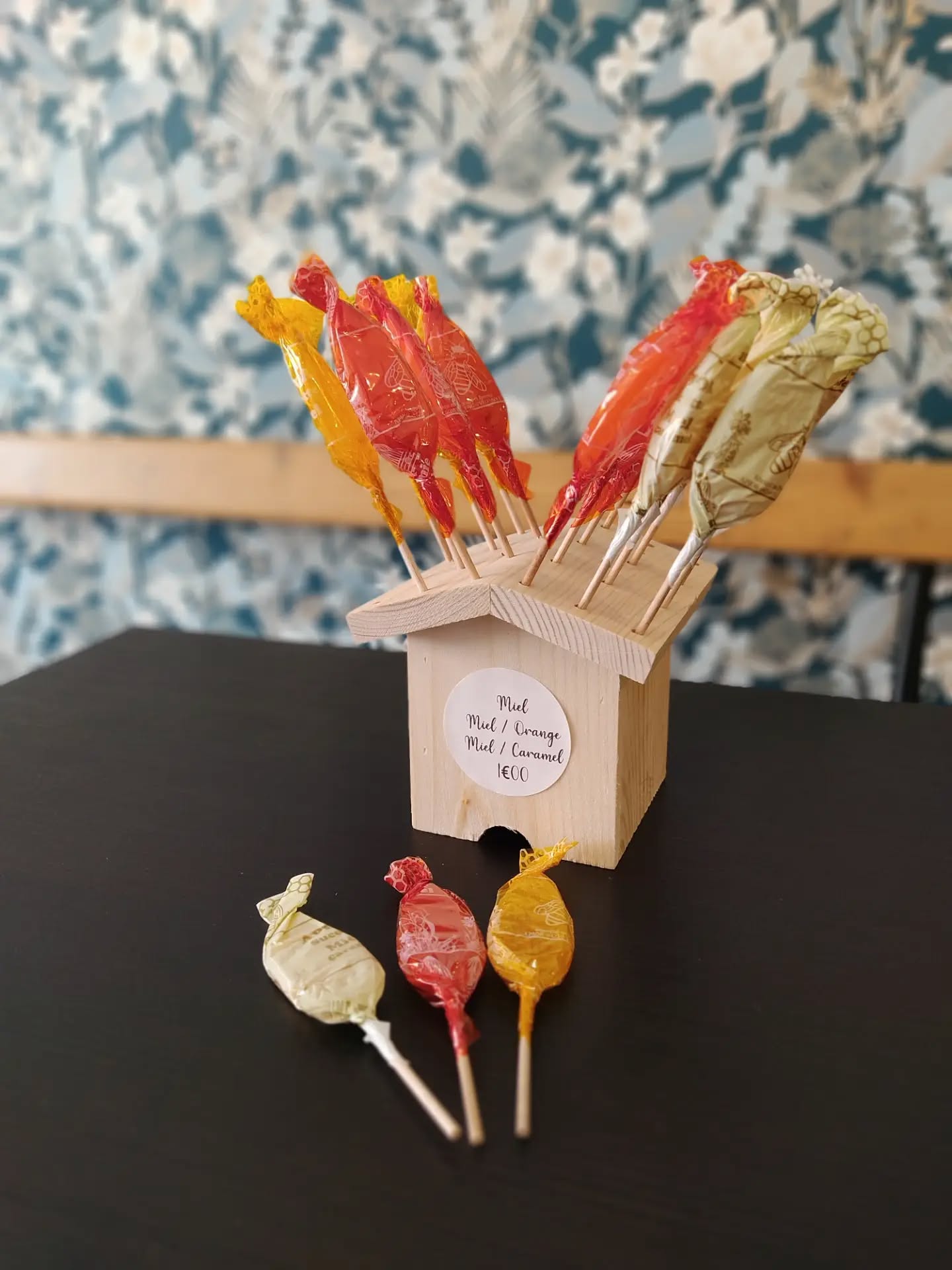 Une nouvelle gourmandise vient de rentrer dans le rayon épicerie (comprenez dans le vaisselier du salon de thé 🤪)
Nous vous proposons désormais des sucettes au miel !
3 parfums au choix :
- miel simple
- miel caramel
- miel et orange
Une petite douceur que les enfants ont déjà remarquée bien évidemment !
À découvrir dès maintenant au salon de thé 🐝
#SalonDeThe #sucetteaumiel #gourmandises #gourmandisesdupolisson #epicerie