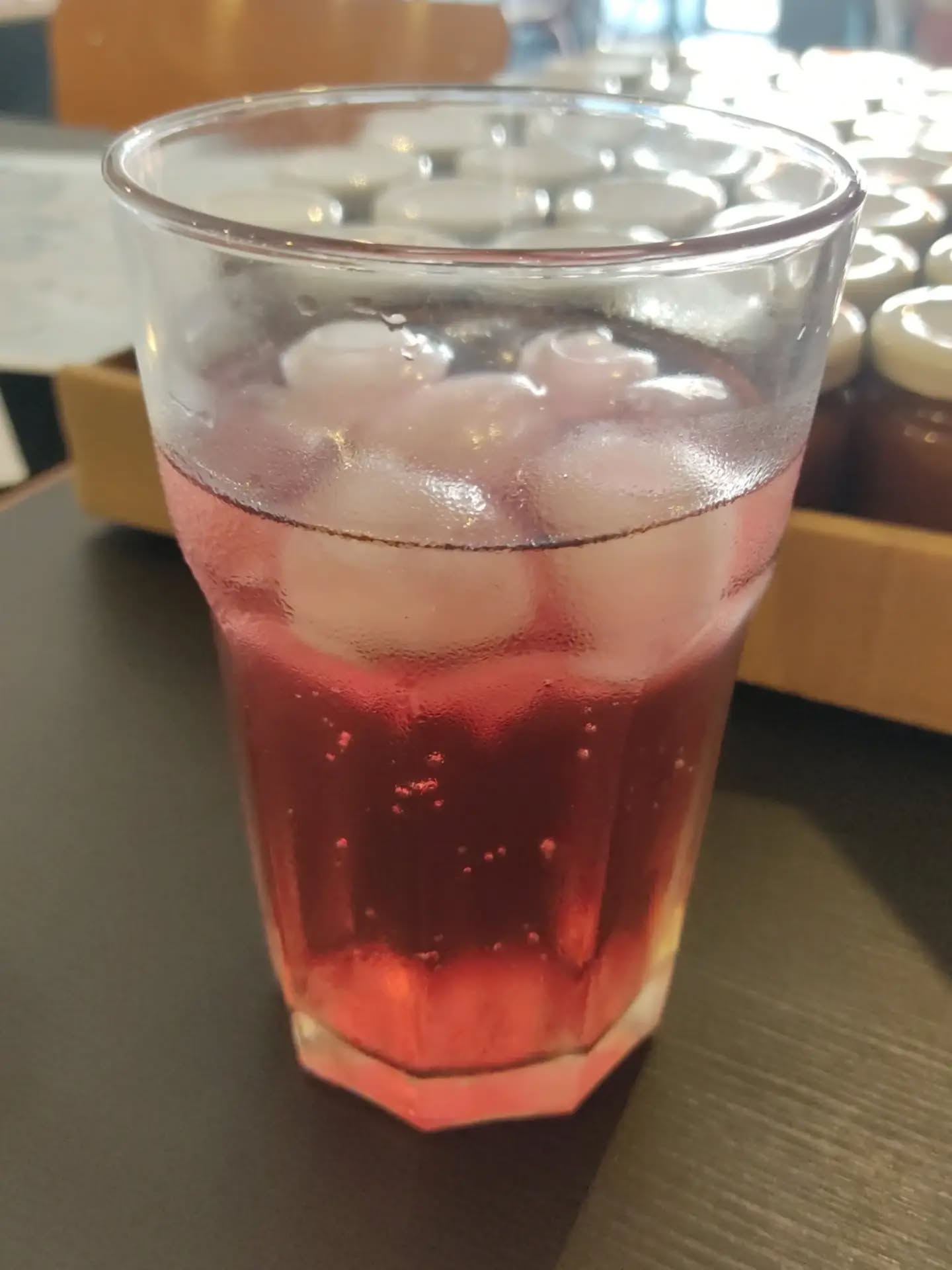🫖THÉ GLACÉ🥛
On vous envoie un peu de fraîcheur avec le thé glacé !
On est sur la fin du stock de Lapin sur la lune alors on en a préparé deux autres :
- le concombre masqué : un mélange rafraîchissant de pommes, écorces d'églantier, fleurs d'hibiscus, écorces d'orange, citronnelle, distillat de concombre, morceaux de pêche,...
- fleur du Nil : infusion fleurie et fruitée à base de fleurs d'hibiscus, orange, rose, boutons de rose, pomme et sureau
Une boisson qui fait du bien avec cette chaleur !
Le salon de thé reste ouvert aux horaires habituels et la petite clim' aide bien à garder la fraîcheur ❤️
#théglacémaison #théglacé #infusionglacée #SalonDeThe #boissonfraiche