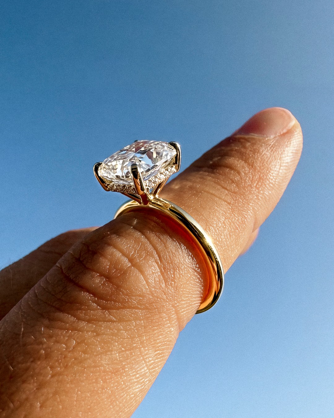 Donnez vie à votre projet.
Cette Inspiration Subtile Coussin fait partie de nos dernières créations sur mesure. Elle met en lumière un diamant coussin allongé de 4 carats, sublimé par une couronne de diamants discrètement intégrée sous la pierre.
Chaque détail est pensé pour mettre en valeur le diamant et révéler son éclat sous tous les angles.
Chez Amantys, chaque bague est imaginée autour de votre diamant, de vos envies et de votre histoire.
—
Bring your project to life.
This Subtile Elongated Cushion Inspiration is one of our latest bespoke creations. It showcases a 4-carat elongated cushion-cut diamond, enhanced by a delicate hidden diamond halo beneath the center stone.
Every detail is designed to highlight the diamond and maximise its brilliance from every angle.
At Amantys, every ring is created around your diamond, your vision and your story.
#amantys #surmesure #diamantnaturel #cushiondiamond