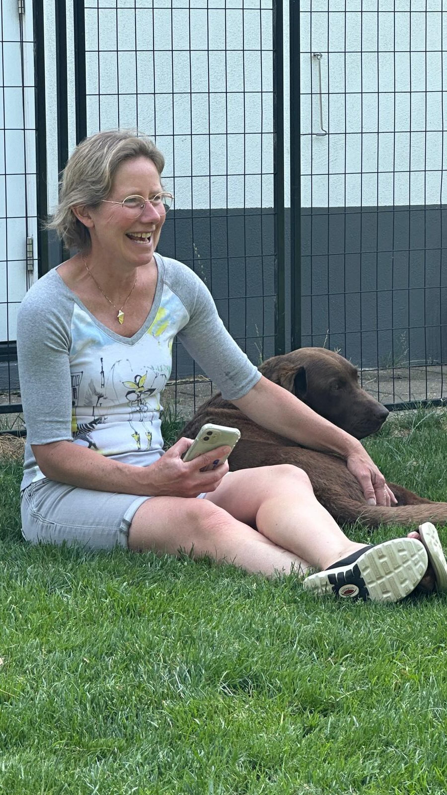Een ochtend met een gouden randje 💛
Soms kunnen honden wel wat extra steun gebruiken van stabiele honden. Dan nemen we contact op met Nanja van de Voldane Hond. Zij helpt onze opvanghonden al jaren en maakt, ondanks haar drukke agenda, altijd tijd voor hen.
Vorige week stapten we met Gaels en Chirag in de auto. Bij aankomst voelen we direct de rust. De prachtige snuffeltuin, het grote speelveld, alles veilig omheind. Chirag is nieuwsgierig, Gaels zoekt nog wat steun.
De hondjes mogen eerst rustig snuffelen. Alles gaat op hun tempo, niets wordt geforceerd. Daarna maken ze kennis met Kiki, die hen met haar zachte karakter alle ruimte geeft. Vervolgens ontmoeten ze Twix. Rustig, ontspannen en onder de deskundige begeleiding van Nanja groeit hun vertrouwen zichtbaar.
We zijn trots op Gaels en Chirag. En dan gebeurt waar we al zo lang op hoopten: lieve, onzekere Gaels voelt zich veilig genoeg om zelf op ontdekking te gaan. Naar die boom, rennend tot het einde van het veld. Af en toe kijkt hij even of we er nog zijn, om vervolgens weer verder te gaan. Een traan blinkt in m’n ogen. Eindelijk! 🥹
Voldaan rijden we terug naar de opvang. Gaels ontspannen achterin, Chirag dicht tegen Joke aan. En wij? Trots, ontroerd en ontzettend dankbaar.
Dankjewel lieve Nanja! 🐾❤️
#voldanehond #dankbaar #expertise #hondenuitje #dierenopvangtehuis