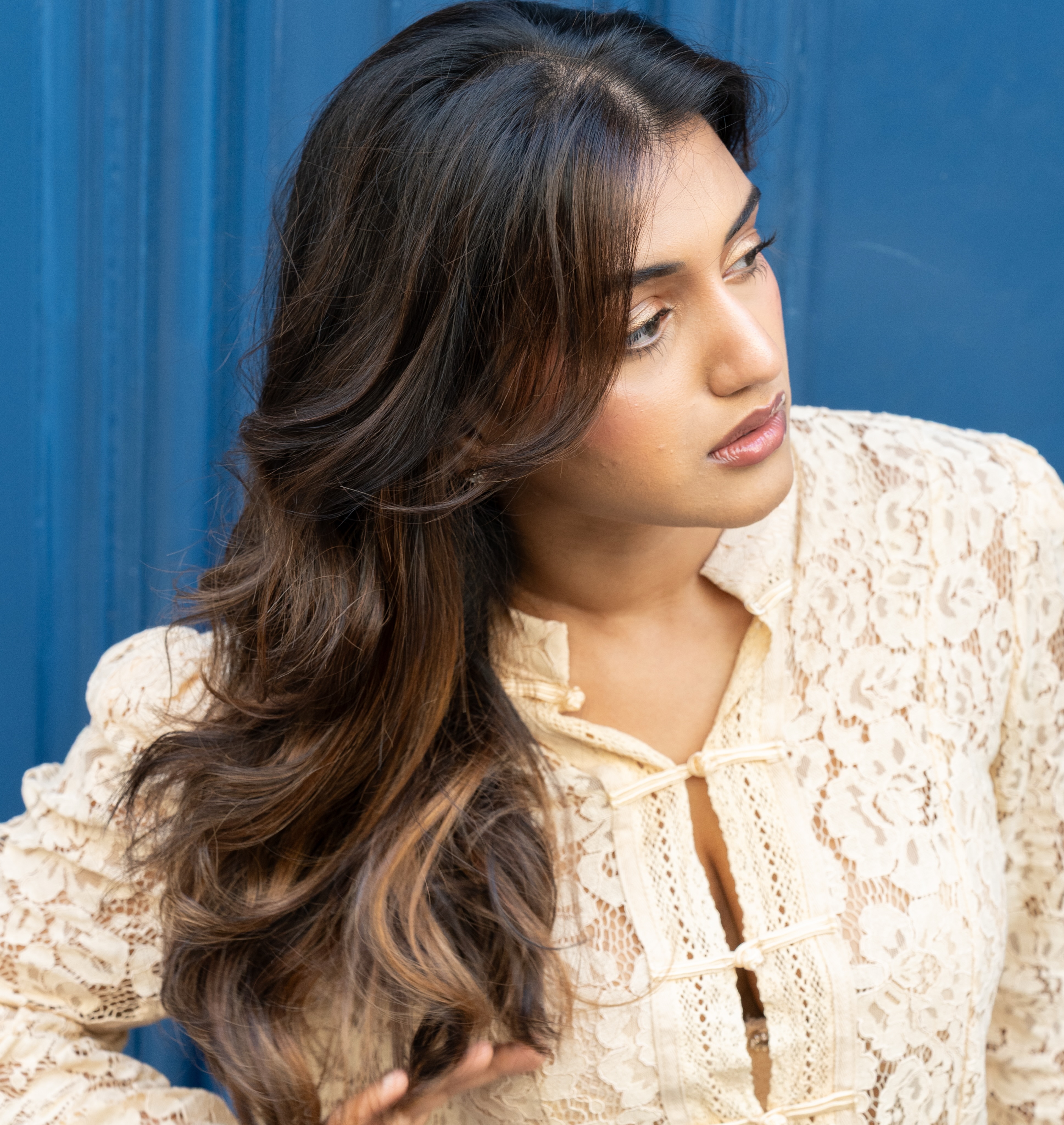 On comprend pourquoi tout le monde s’arrête sur ce résultat. ✨
Ce balayage brun moka aux nuances froides apporte une profondeur incroyable tout en illuminant la chevelure de Nevya. Les reflets sont subtils, le fondu est parfaitement maîtrisé et le résultat reste naturel, lumineux et terriblement élégant. 🤍
C’est tout l’art d’un balayage discret : apporter de la lumière sans perdre l’intensité d’une belle base brune.
Tu te laisserais tenter par un balayage brun moka lumineux ? 👀👇
#balayageparis #coiffeurparis #coloristeparis #blondfroid #hairtransformation