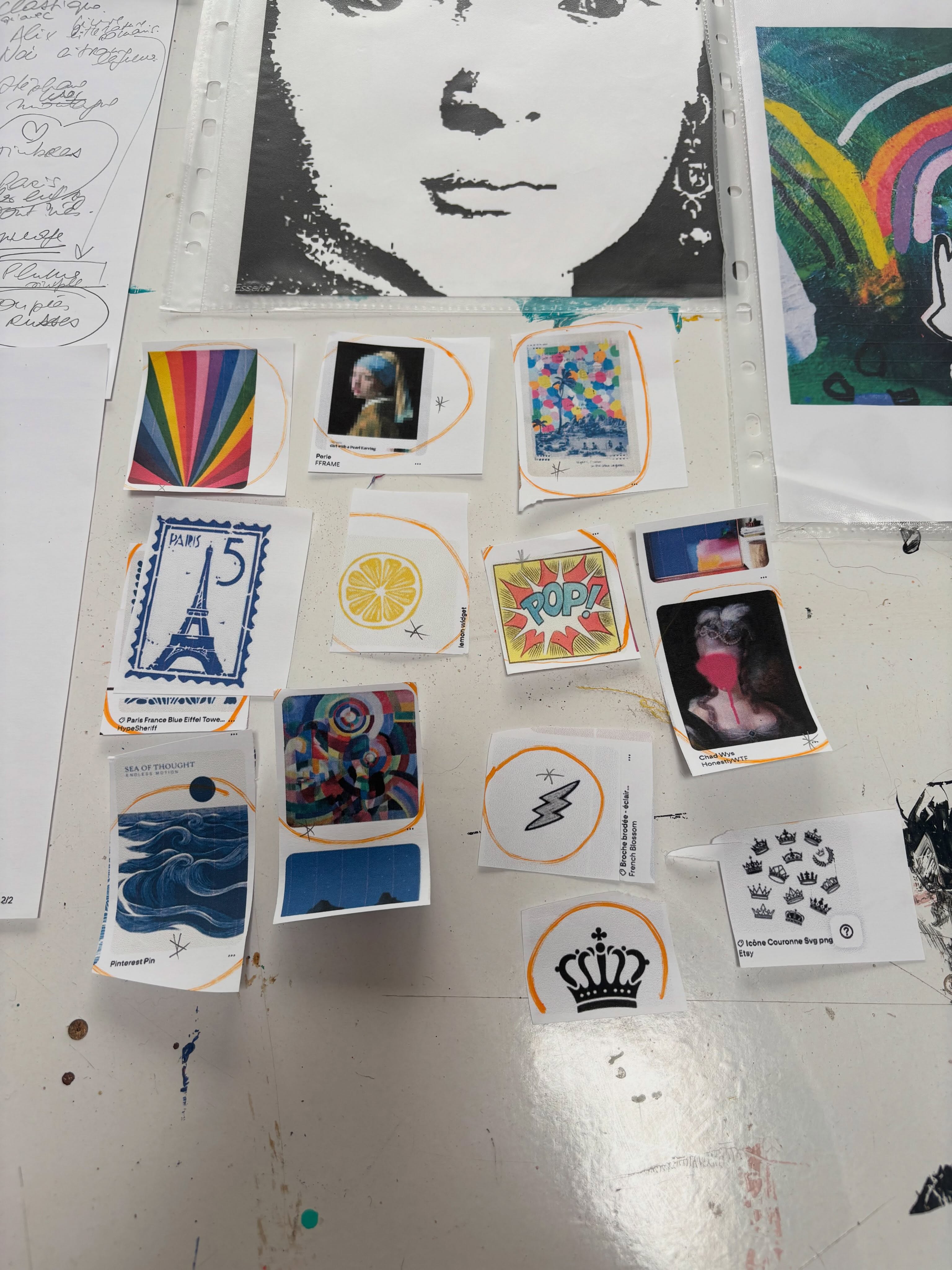 Chaque projet commence bien avant le premier geste in situ.
Par une rencontre, des conversations, des croquis, des essais.
Aujourd’hui, je commence l’installation d’une mosaïque imaginée pour le studio d’une photographe de grand talent à Tours @gaellebc_photographe
Tracer les tesselles, installer les premières couleurs.
Une création entièrement sur mesure, née de nos échanges pour trouver la juste vibration. J’aime que chaque mosaïque soit impossible à reproduire ailleurs 🤗
Et j’aime aussi ce moment où tout ce qui n’existait encore que sur une table de travail va commencer à prendre sa place dans son lieu.
La suite s’écrira directement sur le mur !
— Humeur d’atelier
« Parce qu’un lieu change lorsque l’on prend le temps de l’écouter. »
Chrystèle SaintAmaux