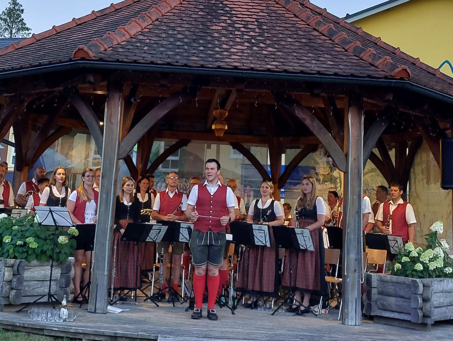 ☀️Platzkonzert am Dorfplatz in Mitterbach ☀️
•
•
•
Was für ein schöner Abend!
Der Wettergott hat es gut mit uns gemeint und uns mit strahlendem Sonnenschein und angenehmen Temperaturen belohnt. 🌞
Zahlreiche BesucherInnen sorgten für eine tolle Stimmung und machten den Abend erst so richtig schön. 🎶🤩
Ein ❤️-liches Dankeschön an alle für die zahlreichen Getränkespenden, euren Applaus und natürlich für euren Besuch! 👏🏼
Wir freuen uns schon auf das nächste Mal! 🎺
•
•
•
#mvmitterbach #musikvereinmitterbach #mitterbach #dorfplatz #vereinsleben