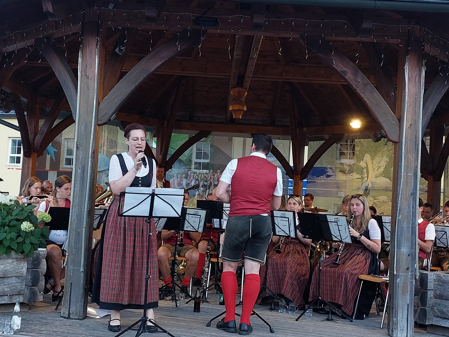 ☀️Platzkonzert am Dorfplatz in Mitterbach ☀️
•
•
•
Was für ein schöner Abend!
Der Wettergott hat es gut mit uns gemeint und uns mit strahlendem Sonnenschein und angenehmen Temperaturen belohnt. 🌞
Zahlreiche BesucherInnen sorgten für eine tolle Stimmung und machten den Abend erst so richtig schön. 🎶🤩
Ein ❤️-liches Dankeschön an alle für die zahlreichen Getränkespenden, euren Applaus und natürlich für euren Besuch! 👏🏼
Wir freuen uns schon auf das nächste Mal! 🎺
•
•
•
#mvmitterbach #musikvereinmitterbach #mitterbach #dorfplatz #vereinsleben