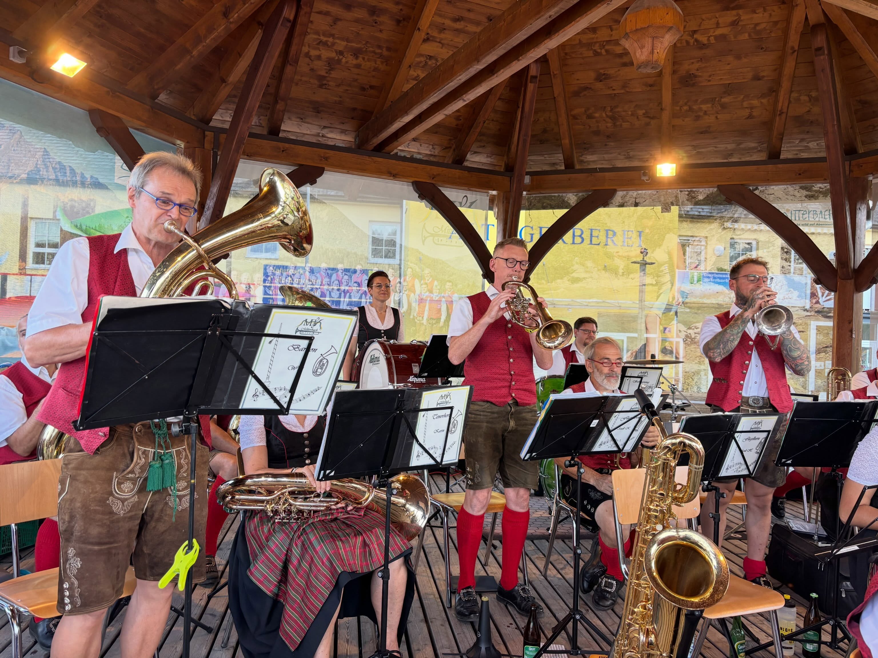 ☀️Platzkonzert am Dorfplatz in Mitterbach ☀️
•
•
•
Was für ein schöner Abend!
Der Wettergott hat es gut mit uns gemeint und uns mit strahlendem Sonnenschein und angenehmen Temperaturen belohnt. 🌞
Zahlreiche BesucherInnen sorgten für eine tolle Stimmung und machten den Abend erst so richtig schön. 🎶🤩
Ein ❤️-liches Dankeschön an alle für die zahlreichen Getränkespenden, euren Applaus und natürlich für euren Besuch! 👏🏼
Wir freuen uns schon auf das nächste Mal! 🎺
•
•
•
#mvmitterbach #musikvereinmitterbach #mitterbach #dorfplatz #vereinsleben