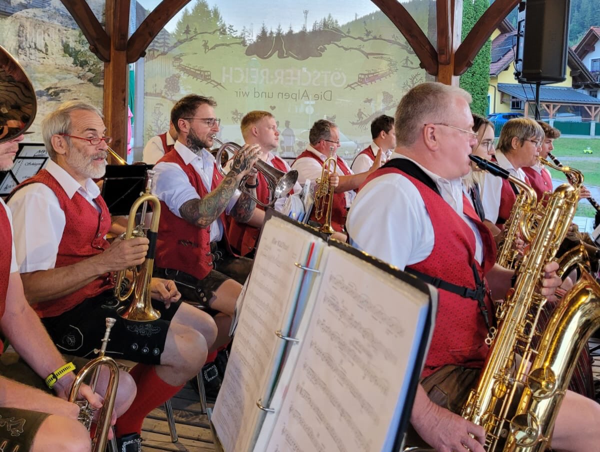 ☀️Platzkonzert am Dorfplatz in Mitterbach ☀️
•
•
•
Was für ein schöner Abend!
Der Wettergott hat es gut mit uns gemeint und uns mit strahlendem Sonnenschein und angenehmen Temperaturen belohnt. 🌞
Zahlreiche BesucherInnen sorgten für eine tolle Stimmung und machten den Abend erst so richtig schön. 🎶🤩
Ein ❤️-liches Dankeschön an alle für die zahlreichen Getränkespenden, euren Applaus und natürlich für euren Besuch! 👏🏼
Wir freuen uns schon auf das nächste Mal! 🎺
•
•
•
#mvmitterbach #musikvereinmitterbach #mitterbach #dorfplatz #vereinsleben