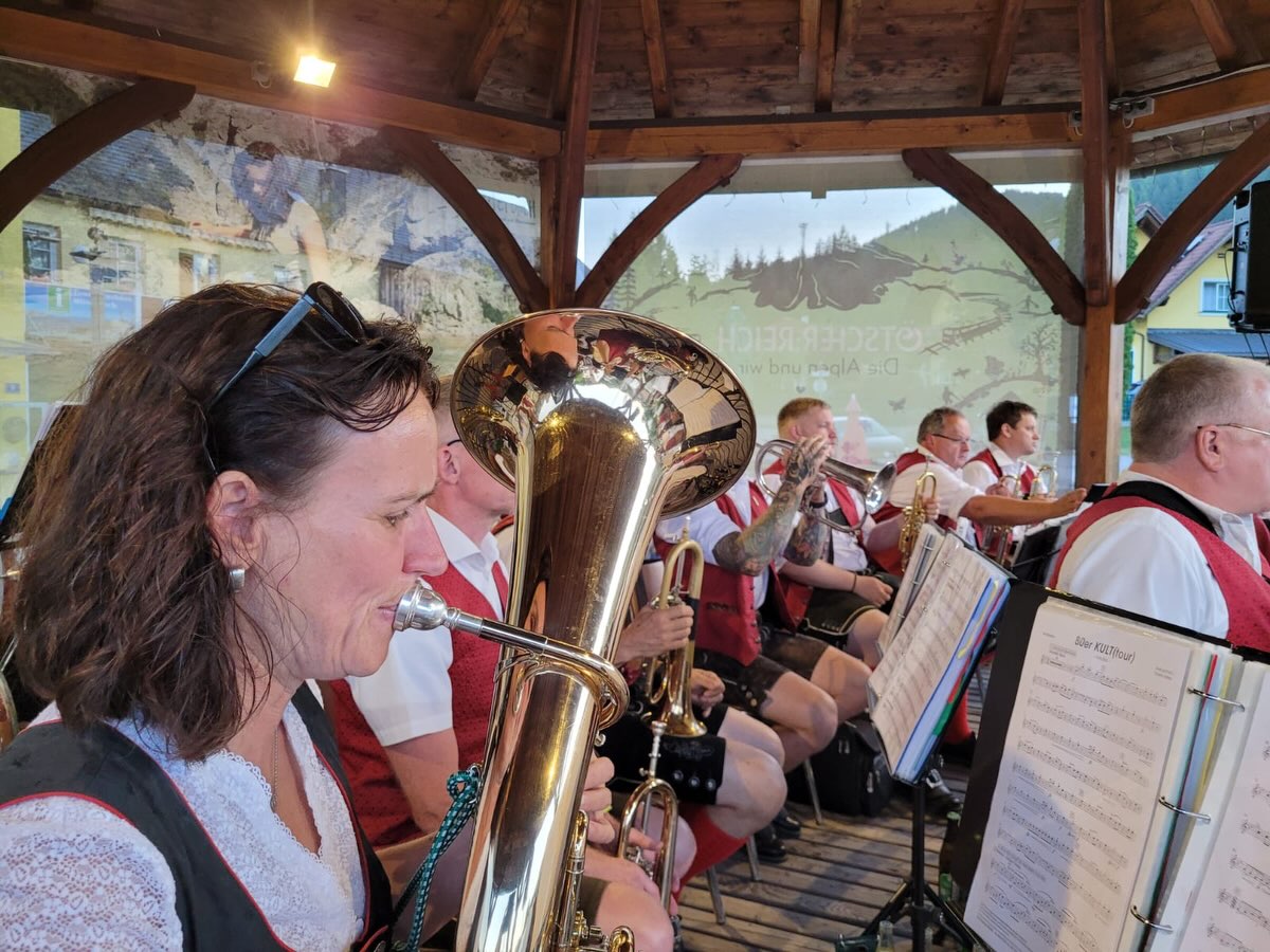 ☀️Platzkonzert am Dorfplatz in Mitterbach ☀️
•
•
•
Was für ein schöner Abend!
Der Wettergott hat es gut mit uns gemeint und uns mit strahlendem Sonnenschein und angenehmen Temperaturen belohnt. 🌞
Zahlreiche BesucherInnen sorgten für eine tolle Stimmung und machten den Abend erst so richtig schön. 🎶🤩
Ein ❤️-liches Dankeschön an alle für die zahlreichen Getränkespenden, euren Applaus und natürlich für euren Besuch! 👏🏼
Wir freuen uns schon auf das nächste Mal! 🎺
•
•
•
#mvmitterbach #musikvereinmitterbach #mitterbach #dorfplatz #vereinsleben