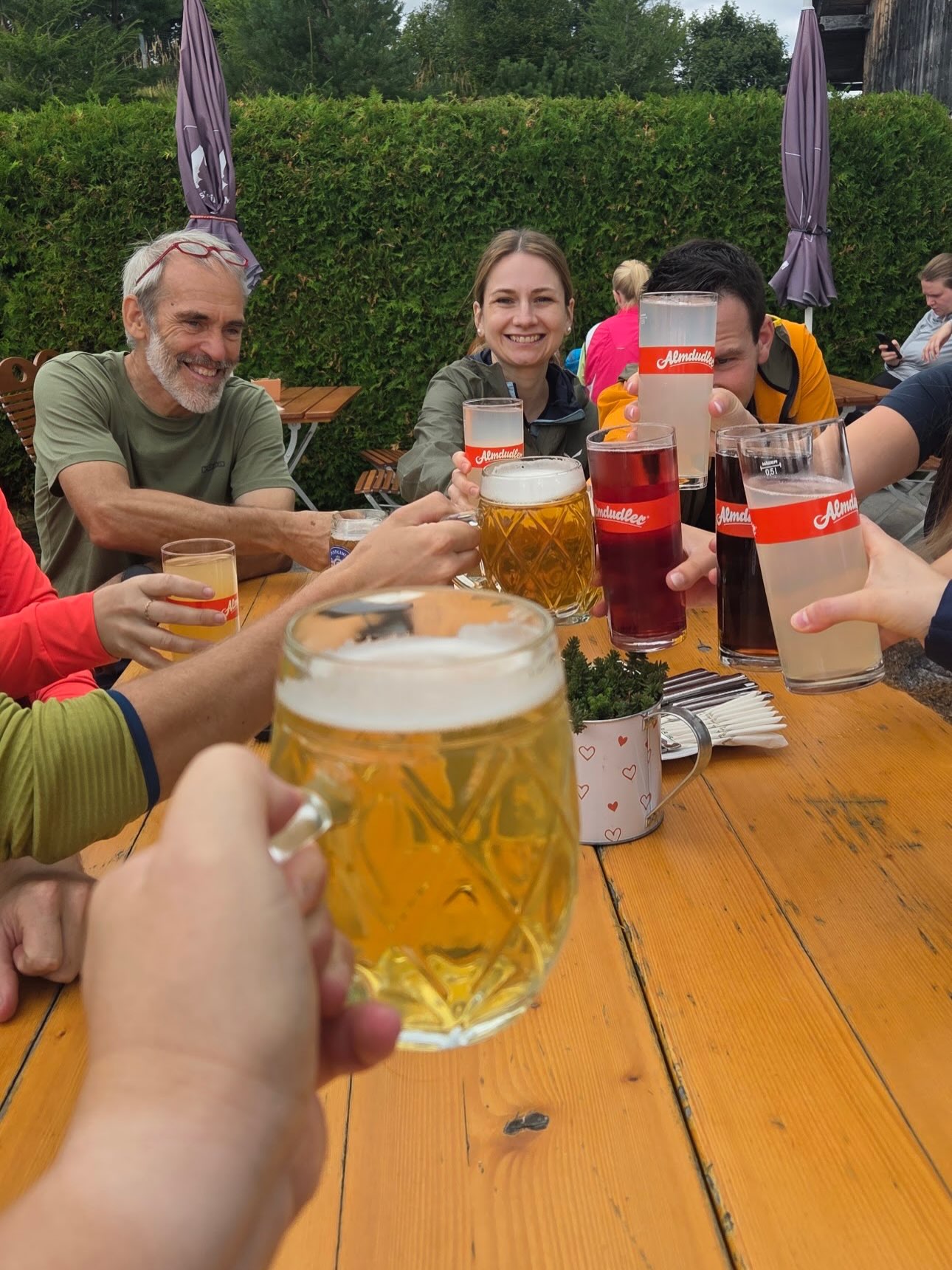 🎶🥾 Musiausflug 2026 ⛰️🚒
•
•
•
Unser Musikverein Mitterbach war gemeinsam unterwegs und genoss einen schönen Tag mit viel Spaß und in bester Gesellschaft!
Los ging es mit einer gemütlichen Wanderung hinauf bis zur Mittelstation der Gemeindealpe. 🥾
Oben angekommen, wurde bei einer gemeinsamen Jause im Gasthaus @baereneck_mitterbach ordentlich Energie getankt! 🥗🥓😋.
Danach hieß es:
Ab ins Tal! 🏎️💨
Bei der Fahrt mit den Mountaincarts wurde ordentlich gelacht und gas gegeben – zum Glück alles unfallfrei! 😉
Zum Abschluss ließen wir den Tag beim Musi- und Feuerwehrfest in Lackenhof gemütlich ausklingen 🎺🍻🚒
Ein lustiger, geselliger und rundum gelungener Ausflug! ❤️🎶
