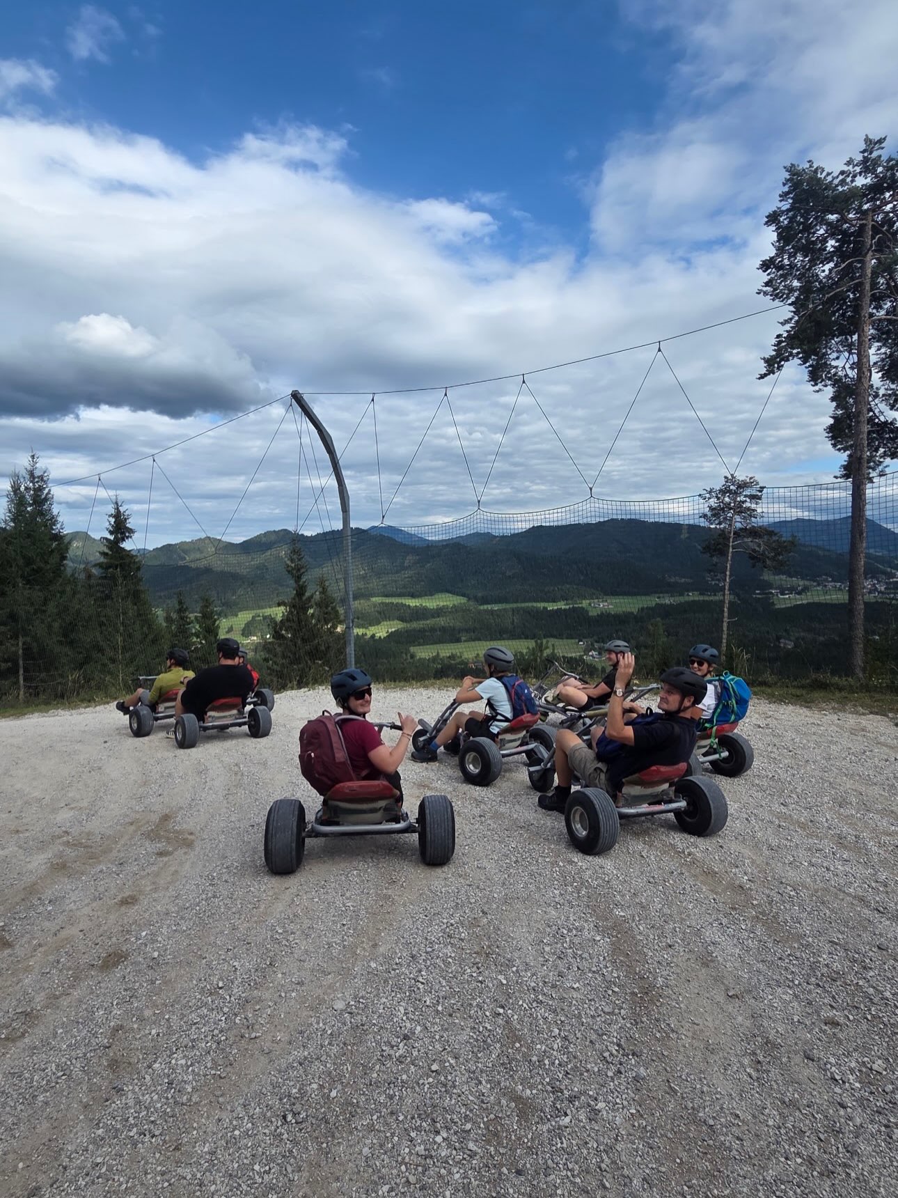 🎶🥾 Musiausflug 2026 ⛰️🚒
•
•
•
Unser Musikverein Mitterbach war gemeinsam unterwegs und genoss einen schönen Tag mit viel Spaß und in bester Gesellschaft!
Los ging es mit einer gemütlichen Wanderung hinauf bis zur Mittelstation der Gemeindealpe. 🥾
Oben angekommen, wurde bei einer gemeinsamen Jause im Gasthaus @baereneck_mitterbach ordentlich Energie getankt! 🥗🥓😋.
Danach hieß es:
Ab ins Tal! 🏎️💨
Bei der Fahrt mit den Mountaincarts wurde ordentlich gelacht und gas gegeben – zum Glück alles unfallfrei! 😉
Zum Abschluss ließen wir den Tag beim Musi- und Feuerwehrfest in Lackenhof gemütlich ausklingen 🎺🍻🚒
Ein lustiger, geselliger und rundum gelungener Ausflug! ❤️🎶