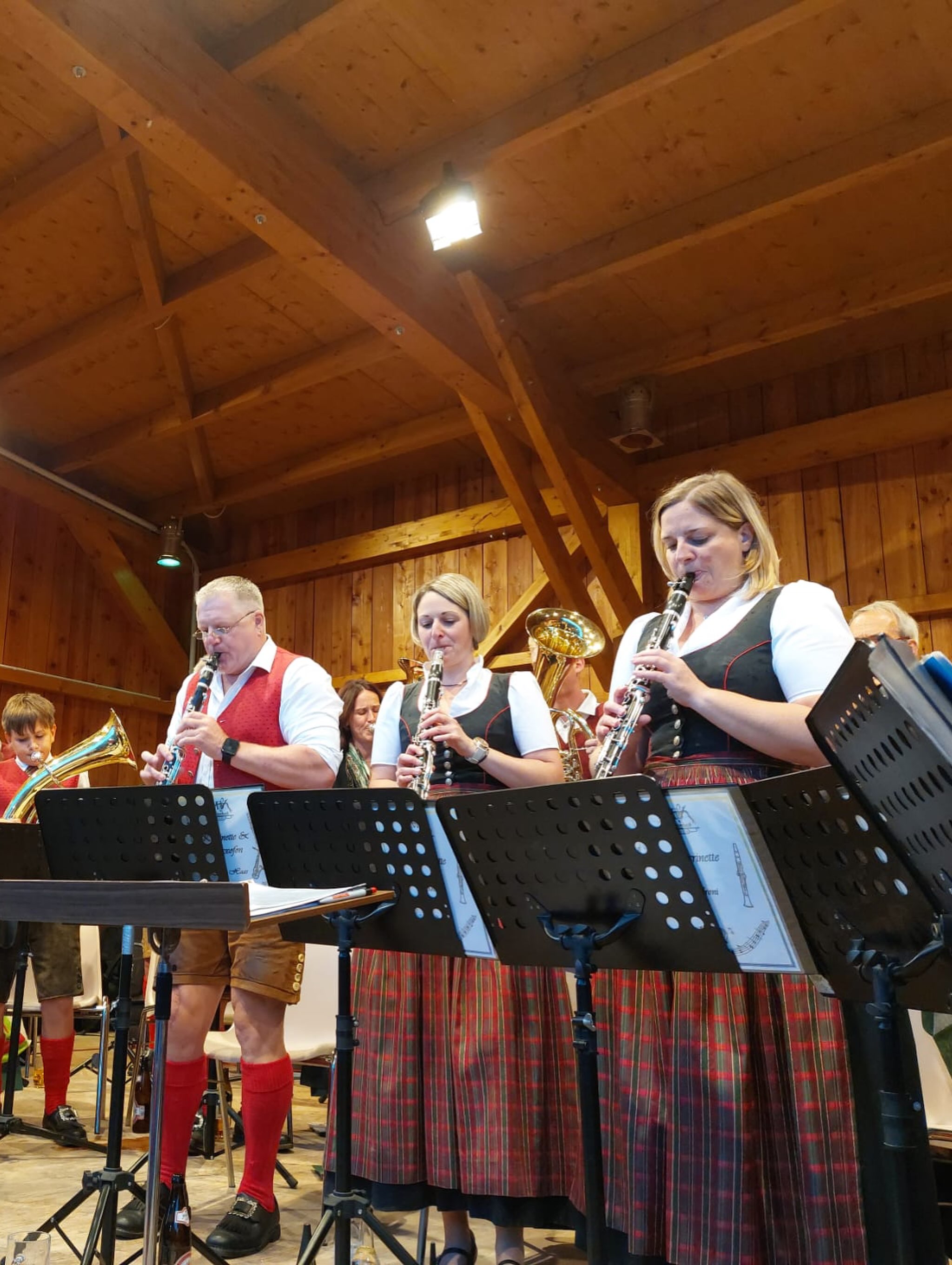 🎶🍻 𝐃𝐚̈𝐦𝐦𝐞𝐫𝐬𝐜𝐡𝐨𝐩𝐩𝐞𝐧 beim 𝐁𝐞𝐳𝐢𝐫𝐤𝐬𝐦𝐮𝐬𝐢𝐤𝐟𝐞𝐬𝐭 in Rabenstein 🍻🎶
•
•
•
Beim Bezirksmusikfest durften wir im Rahmen eines Dämmerschoppens für ordentlich Stimmung sorgen. Die zahlreichen Musikerinnen und Musiker im Publikum, haben den Abend zu etwas ganz Besonderem gemacht! 👏🏼🎶
Es machte uns riesigen Spaß, gemeinsam mit euch zu musizieren, zu feiern und sogar ganz spontan das eine oder andere Lied anzustimmen! 🎤🎺🙌
Ein ❤️-liches 𝐃𝐀𝐍𝐊𝐄 an den @mvrabenstein 𝐟𝐮̈𝐫 𝐝𝐢𝐞 𝐄𝐢𝐧𝐥𝐚𝐝𝐮𝐧𝐠 und an alle, die dabei waren und mit uns diesen tollen Abend verbracht haben! 🥰🍻
Musik verbindet – gemeinsam macht’s noch mehr Spaß! 🤩
•
•
•
#mvmitterbach #bezirksmusikfest #mvrabenstein #niederösterreich