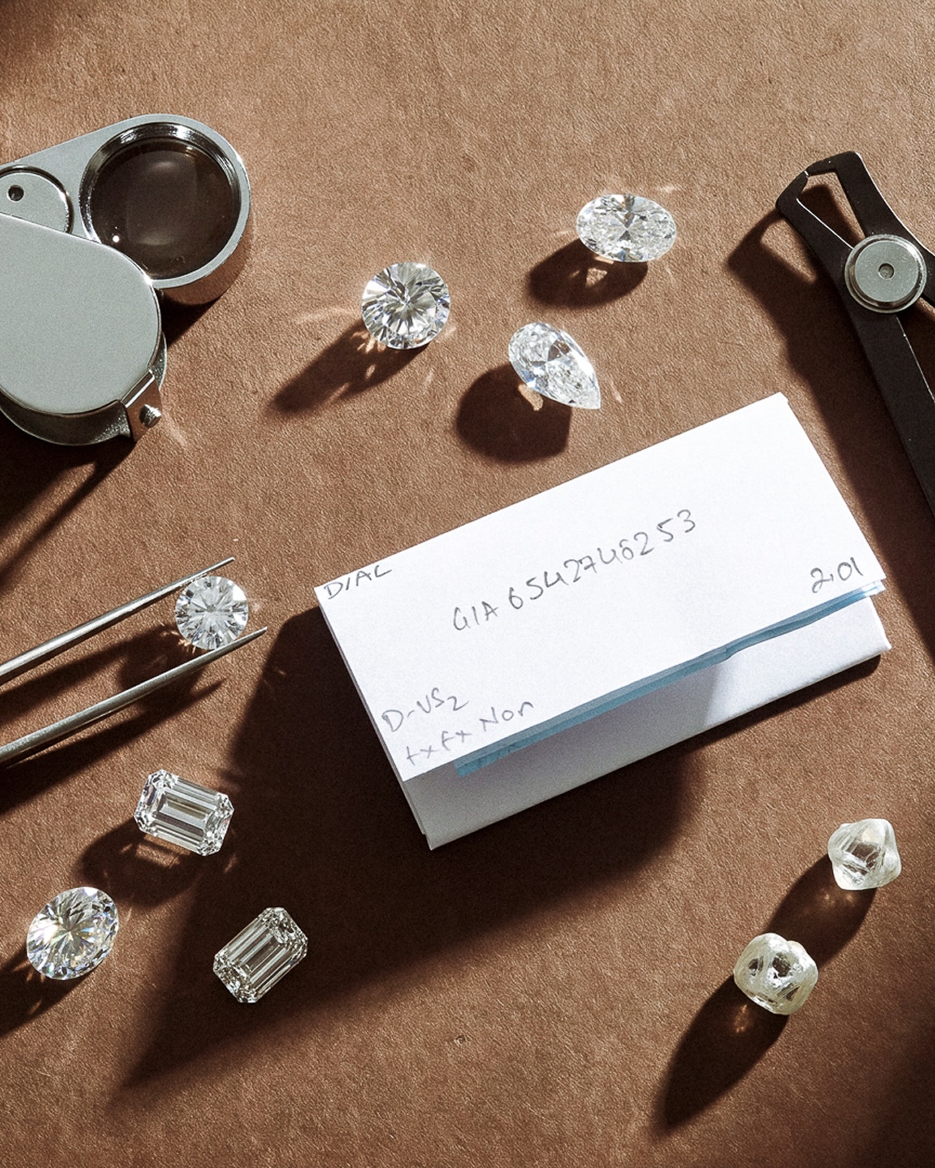 La science du diamant, l’œil de nos experts.
Comprendre un diamant, c’est aller au-delà de son certificat.
Nos experts vous accompagnent pour choisir le diamant qui correspond à votre projet, à vos attentes et à ce que vous souhaitez qu’il reflète.
Proportions, brillance, caractère, valeur : nous recherchons cet équilibre entre un diamant qui conserve sa valeur sur le marché et celui qui en aura, surtout, à vos yeux.
―
The science of diamonds, through the eyes of our experts.
Understanding a diamond means looking beyond its certificate.
Our experts guide you in choosing the diamond that reflects your project, your expectations and what you want it to express.
Proportions, brilliance, character, value: we seek the balance between a diamond that holds value on the market and one that, above all, holds value in your eyes.
#amantys #gemmologie #diamantnaturel