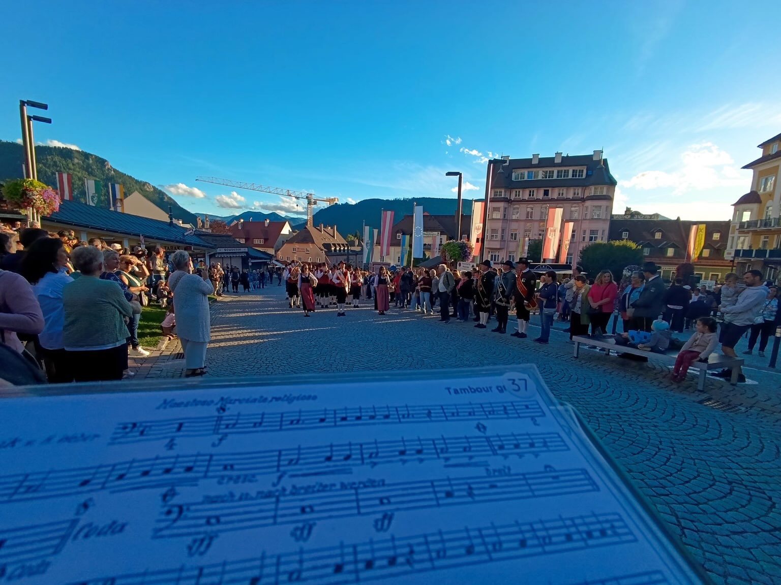 ☀️ Großartiger Abschluss der Sommerkonzerte! 🎶
Mit einem stimmungsvollen ⭐️-𝐌𝐚𝐫𝐬𝐜𝐡 fand unsere Sommerkonzert-Reihe ihren krönenden Abschluss. Gemeinsam mit der @stadtkapellemariazell, dem Musikverein Annaberg, dem @mvaschbach und unserer Gastkapelle, dem @blasmusikkogelsbach, ließen wir den Sommer noch einmal musikalisch hochleben.
Rund 130 Musikerinnen und Musiker sorgten beim anschließenden 𝐌𝐨𝐧𝐬𝐭𝐞𝐫𝐤𝐨𝐧𝐳𝐞𝐫𝐭 für einen ganz besonderen Klang. 🎶🥁
Im Zuge dessen wurde auch der 𝐌𝐚𝐢𝐛𝐚𝐮𝐦 am Mariazeller Hauptplatz durch die Bergrettung Mariazellerland 𝐮𝐦𝐠𝐞𝐬𝐜𝐡𝐧𝐢𝐭𝐭𝐞𝐧 und das Ganze durch die @ffmariazell abgesichert! 🪚
🌳
Bei herrlichem Wetter durften wir uns über zahlreiche Besucherinnen und Besucher freuen, die gemeinsam mit uns den 𝐒𝐨𝐦𝐦𝐞𝐫 𝐚𝐮𝐬𝐤𝐥𝐢𝐧𝐠𝐞𝐧 ließen.☀️
Ein ❤️-liches 𝐃𝐚𝐧𝐤𝐞𝐬𝐜𝐡𝐨̈𝐧 an alle mitwirkenden Kapellen, Musikerinnen und Musiker sowie Helferinnen und Helfer! 👏🏼