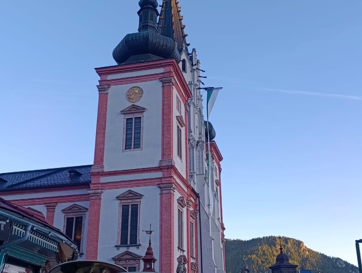 ☀️ Großartiger Abschluss der Sommerkonzerte! 🎶
Mit einem stimmungsvollen ⭐️-𝐌𝐚𝐫𝐬𝐜𝐡 fand unsere Sommerkonzert-Reihe ihren krönenden Abschluss. Gemeinsam mit der @stadtkapellemariazell, dem Musikverein Annaberg, dem @mvaschbach und unserer Gastkapelle, dem @blasmusikkogelsbach, ließen wir den Sommer noch einmal musikalisch hochleben.
Rund 130 Musikerinnen und Musiker sorgten beim anschließenden 𝐌𝐨𝐧𝐬𝐭𝐞𝐫𝐤𝐨𝐧𝐳𝐞𝐫𝐭 für einen ganz besonderen Klang. 🎶🥁
Im Zuge dessen wurde auch der 𝐌𝐚𝐢𝐛𝐚𝐮𝐦 am Mariazeller Hauptplatz durch die Bergrettung Mariazellerland 𝐮𝐦𝐠𝐞𝐬𝐜𝐡𝐧𝐢𝐭𝐭𝐞𝐧 und das Ganze durch die @ffmariazell abgesichert! 🪚
🌳
Bei herrlichem Wetter durften wir uns über zahlreiche Besucherinnen und Besucher freuen, die gemeinsam mit uns den 𝐒𝐨𝐦𝐦𝐞𝐫 𝐚𝐮𝐬𝐤𝐥𝐢𝐧𝐠𝐞𝐧 ließen.☀️
Ein ❤️-liches 𝐃𝐚𝐧𝐤𝐞𝐬𝐜𝐡𝐨̈𝐧 an alle mitwirkenden Kapellen, Musikerinnen und Musiker sowie Helferinnen und Helfer! 👏🏼