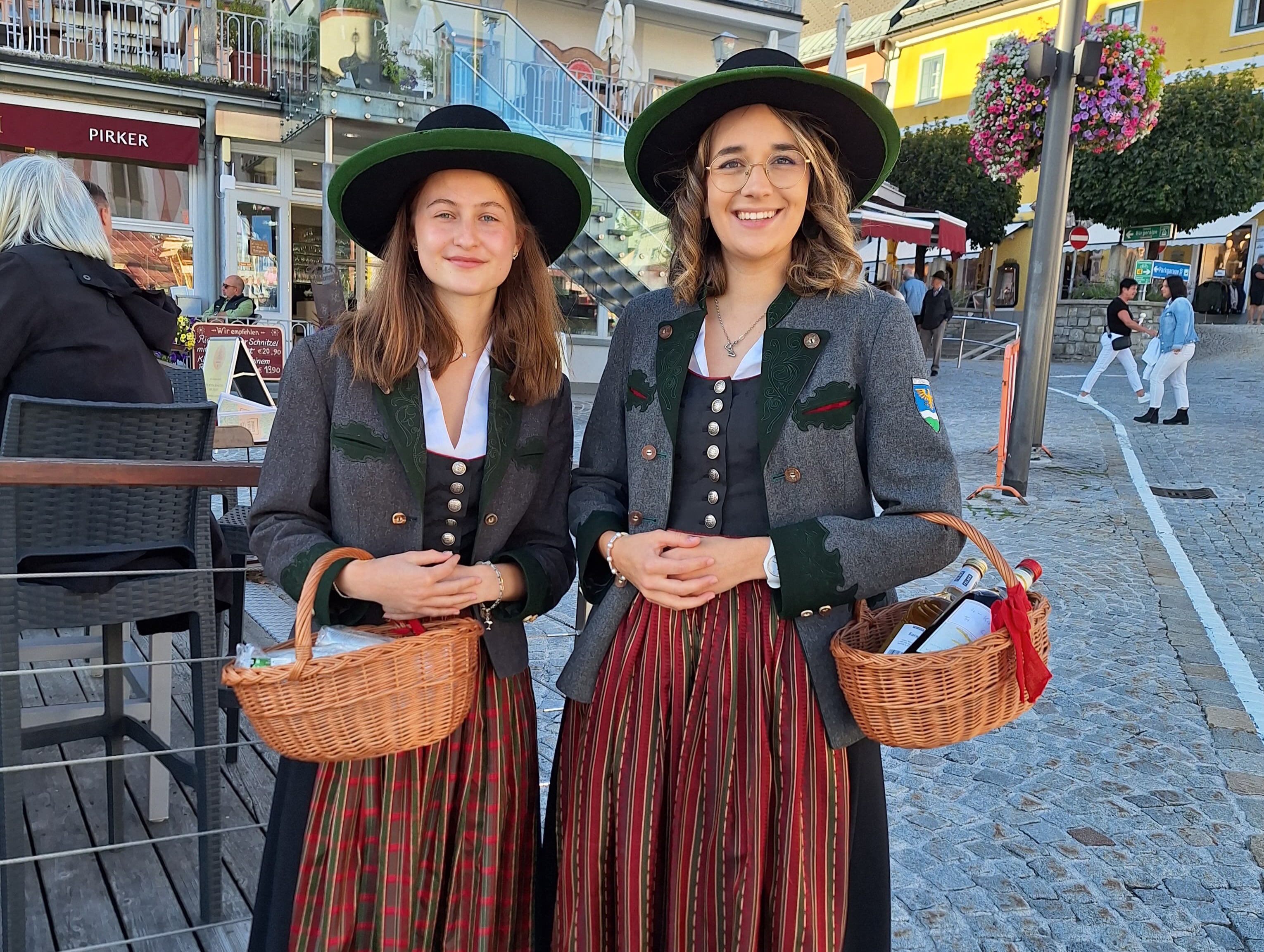 ☀️ Großartiger Abschluss der Sommerkonzerte! 🎶
Mit einem stimmungsvollen ⭐️-𝐌𝐚𝐫𝐬𝐜𝐡 fand unsere Sommerkonzert-Reihe ihren krönenden Abschluss. Gemeinsam mit der @stadtkapellemariazell, dem Musikverein Annaberg, dem @mvaschbach und unserer Gastkapelle, dem @blasmusikkogelsbach, ließen wir den Sommer noch einmal musikalisch hochleben.
Rund 130 Musikerinnen und Musiker sorgten beim anschließenden 𝐌𝐨𝐧𝐬𝐭𝐞𝐫𝐤𝐨𝐧𝐳𝐞𝐫𝐭 für einen ganz besonderen Klang. 🎶🥁
Im Zuge dessen wurde auch der 𝐌𝐚𝐢𝐛𝐚𝐮𝐦 am Mariazeller Hauptplatz durch die Bergrettung Mariazellerland 𝐮𝐦𝐠𝐞𝐬𝐜𝐡𝐧𝐢𝐭𝐭𝐞𝐧 und das Ganze durch die @ffmariazell abgesichert! 🪚
🌳
Bei herrlichem Wetter durften wir uns über zahlreiche Besucherinnen und Besucher freuen, die gemeinsam mit uns den 𝐒𝐨𝐦𝐦𝐞𝐫 𝐚𝐮𝐬𝐤𝐥𝐢𝐧𝐠𝐞𝐧 ließen.☀️
Ein ❤️-liches 𝐃𝐚𝐧𝐤𝐞𝐬𝐜𝐡𝐨̈𝐧 an alle mitwirkenden Kapellen, Musikerinnen und Musiker sowie Helferinnen und Helfer! 👏🏼