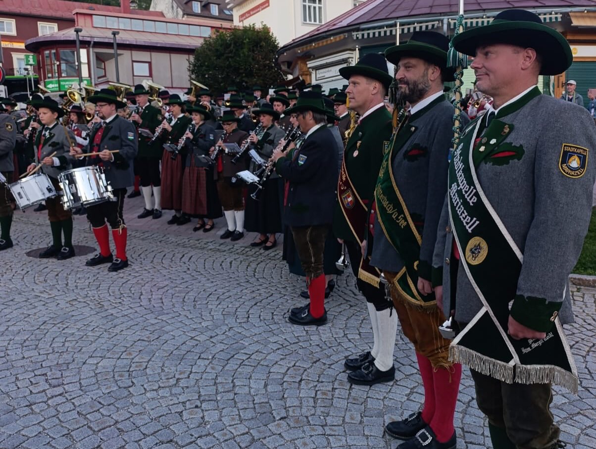 ☀️ Großartiger Abschluss der Sommerkonzerte! 🎶
Mit einem stimmungsvollen ⭐️-𝐌𝐚𝐫𝐬𝐜𝐡 fand unsere Sommerkonzert-Reihe ihren krönenden Abschluss. Gemeinsam mit der @stadtkapellemariazell, dem Musikverein Annaberg, dem @mvaschbach und unserer Gastkapelle, dem @blasmusikkogelsbach, ließen wir den Sommer noch einmal musikalisch hochleben.
Rund 130 Musikerinnen und Musiker sorgten beim anschließenden 𝐌𝐨𝐧𝐬𝐭𝐞𝐫𝐤𝐨𝐧𝐳𝐞𝐫𝐭 für einen ganz besonderen Klang. 🎶🥁
Im Zuge dessen wurde auch der 𝐌𝐚𝐢𝐛𝐚𝐮𝐦 am Mariazeller Hauptplatz durch die Bergrettung Mariazellerland 𝐮𝐦𝐠𝐞𝐬𝐜𝐡𝐧𝐢𝐭𝐭𝐞𝐧 und das Ganze durch die @ffmariazell abgesichert! 🪚
🌳
Bei herrlichem Wetter durften wir uns über zahlreiche Besucherinnen und Besucher freuen, die gemeinsam mit uns den 𝐒𝐨𝐦𝐦𝐞𝐫 𝐚𝐮𝐬𝐤𝐥𝐢𝐧𝐠𝐞𝐧 ließen.☀️
Ein ❤️-liches 𝐃𝐚𝐧𝐤𝐞𝐬𝐜𝐡𝐨̈𝐧 an alle mitwirkenden Kapellen, Musikerinnen und Musiker sowie Helferinnen und Helfer! 👏🏼