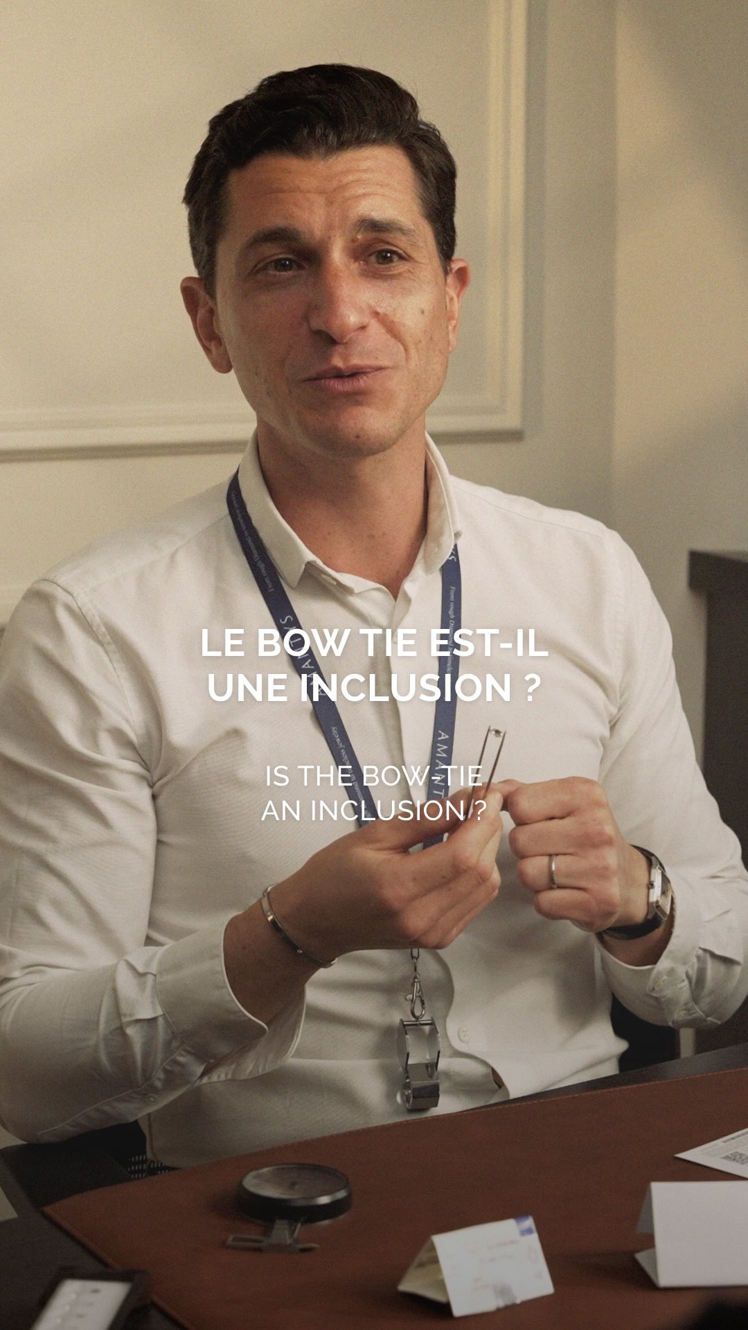 Le bow tie est-il forcément un défaut ? Pas nécessairement.
Présent sur certaines tailles allongées, il est directement lié aux proportions du diamant et à la manière dont ses facettes interagissent avec la lumière.
Tout est une question d’équilibre : lorsqu’il est harmonieux, il participe au caractère et au jeu de lumière de la pierre. Lorsqu’il est trop marqué, il peut au contraire assombrir visuellement son centre.
C’est aussi pour cela qu’un diamant se choisit à l’œil, bien au-delà de son certificat.
―
Is a bow tie necessarily a flaw? Not always.
Visible in some elongated diamond shapes, it is directly linked to the diamond’s proportions and the way its facets interact with light.
It’s all about balance: when harmonious, it contributes to the stone’s character and play of light. When too pronounced, it can visually darken its centre.
Another reason why a diamond should be selected by eye, far beyond its certificate.
Paris — 5 rue de l’Échelle, 75001 Paris
Bordeaux — 4-6 Cours de l’Intendance, 33000 Bordeaux
#amantys #bowtie #gemmologie #diamantnaturel