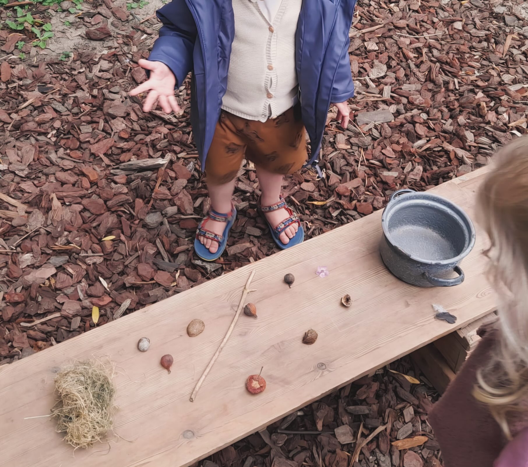 We hebben materialen uit de tuin verzameld waar we eerst aan gingen voelen, hoe voelt het precie....