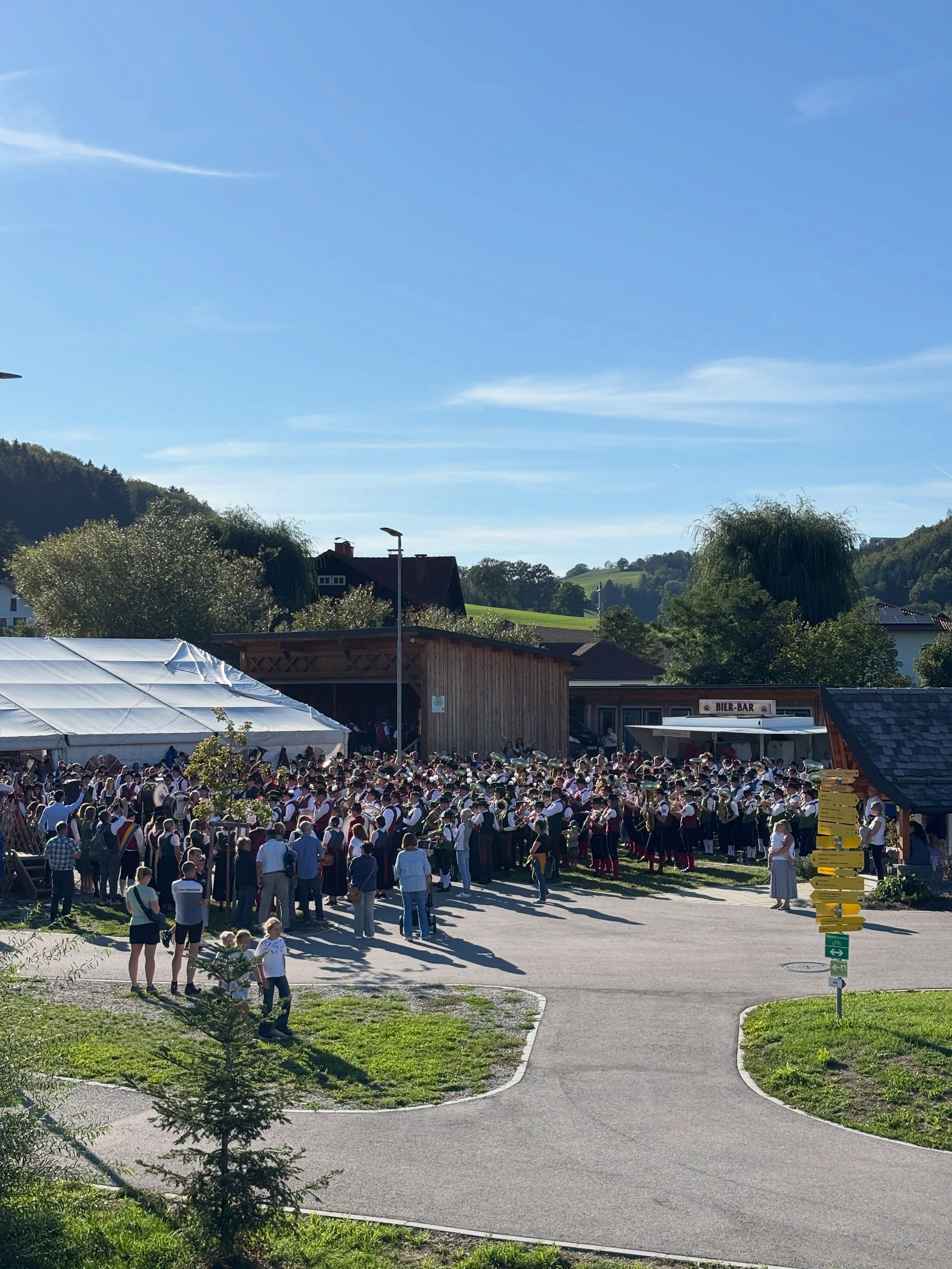 🎶🍻 𝐃𝐚̈𝐦𝐦𝐞𝐫𝐬𝐜𝐡𝐨𝐩𝐩𝐞𝐧 beim 𝐁𝐞𝐳𝐢𝐫𝐤𝐬𝐦𝐮𝐬𝐢𝐤𝐟𝐞𝐬𝐭 in Rabenstein 🍻🎶
•
•
•
Beim Bezirksmusikfest durften wir im Rahmen eines Dämmerschoppens für ordentlich Stimmung sorgen. Die zahlreichen Musikerinnen und Musiker im Publikum, haben den Abend zu etwas ganz Besonderem gemacht! 👏🏼🎶
Es machte uns riesigen Spaß, gemeinsam mit euch zu musizieren, zu feiern und sogar ganz spontan das eine oder andere Lied anzustimmen! 🎤🎺🙌
Ein ❤️-liches 𝐃𝐀𝐍𝐊𝐄 an den @mvrabenstein 𝐟𝐮̈𝐫 𝐝𝐢𝐞 𝐄𝐢𝐧𝐥𝐚𝐝𝐮𝐧𝐠 und an alle, die dabei waren und mit uns diesen tollen Abend verbracht haben! 🥰🍻
Musik verbindet – gemeinsam macht’s noch mehr Spaß! 🤩
•
•
•
#mvmitterbach #bezirksmusikfest #mvrabenstein #niederösterreich