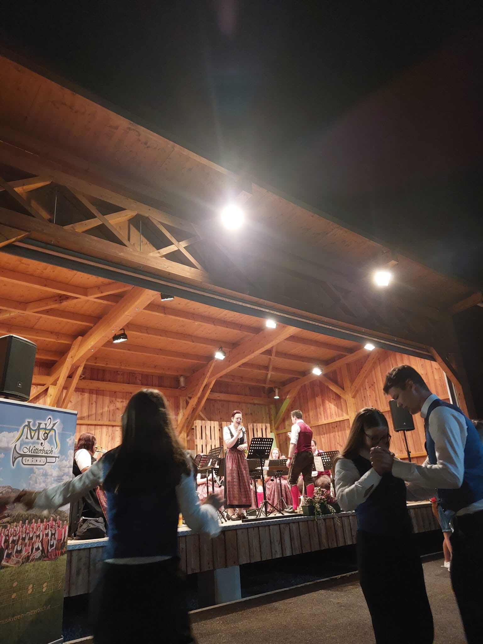 🎶🍻 𝐃𝐚̈𝐦𝐦𝐞𝐫𝐬𝐜𝐡𝐨𝐩𝐩𝐞𝐧 beim 𝐁𝐞𝐳𝐢𝐫𝐤𝐬𝐦𝐮𝐬𝐢𝐤𝐟𝐞𝐬𝐭 in Rabenstein 🍻🎶
•
•
•
Beim Bezirksmusikfest durften wir im Rahmen eines Dämmerschoppens für ordentlich Stimmung sorgen. Die zahlreichen Musikerinnen und Musiker im Publikum, haben den Abend zu etwas ganz Besonderem gemacht! 👏🏼🎶
Es machte uns riesigen Spaß, gemeinsam mit euch zu musizieren, zu feiern und sogar ganz spontan das eine oder andere Lied anzustimmen! 🎤🎺🙌
Ein ❤️-liches 𝐃𝐀𝐍𝐊𝐄 an den @mvrabenstein 𝐟𝐮̈𝐫 𝐝𝐢𝐞 𝐄𝐢𝐧𝐥𝐚𝐝𝐮𝐧𝐠 und an alle, die dabei waren und mit uns diesen tollen Abend verbracht haben! 🥰🍻
Musik verbindet – gemeinsam macht’s noch mehr Spaß! 🤩
•
•
•
#mvmitterbach #bezirksmusikfest #mvrabenstein #niederösterreich