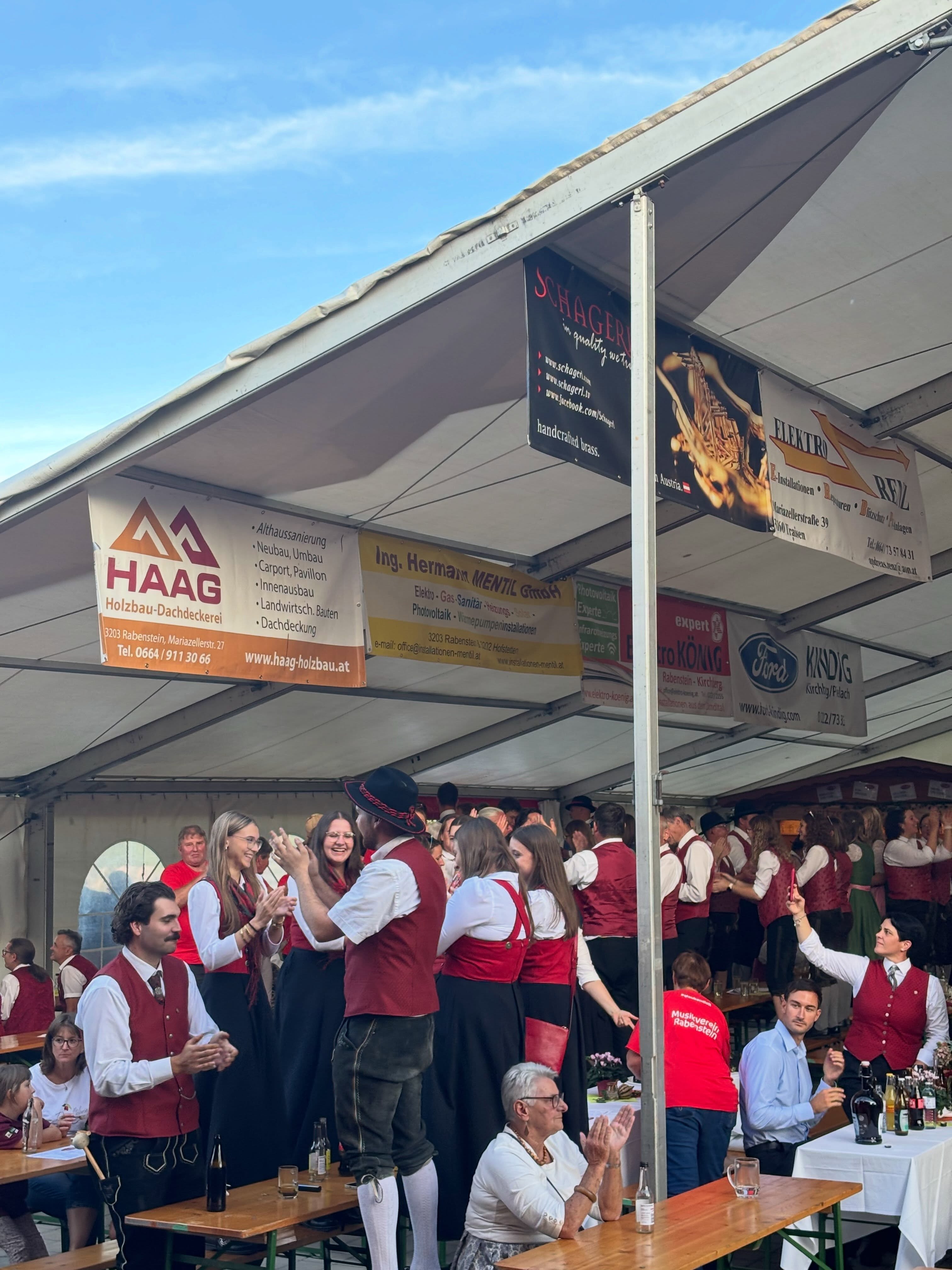 🎶🍻 𝐃𝐚̈𝐦𝐦𝐞𝐫𝐬𝐜𝐡𝐨𝐩𝐩𝐞𝐧 beim 𝐁𝐞𝐳𝐢𝐫𝐤𝐬𝐦𝐮𝐬𝐢𝐤𝐟𝐞𝐬𝐭 in Rabenstein 🍻🎶
•
•
•
Beim Bezirksmusikfest durften wir im Rahmen eines Dämmerschoppens für ordentlich Stimmung sorgen. Die zahlreichen Musikerinnen und Musiker im Publikum, haben den Abend zu etwas ganz Besonderem gemacht! 👏🏼🎶
Es machte uns riesigen Spaß, gemeinsam mit euch zu musizieren, zu feiern und sogar ganz spontan das eine oder andere Lied anzustimmen! 🎤🎺🙌
Ein ❤️-liches 𝐃𝐀𝐍𝐊𝐄 an den @mvrabenstein 𝐟𝐮̈𝐫 𝐝𝐢𝐞 𝐄𝐢𝐧𝐥𝐚𝐝𝐮𝐧𝐠 und an alle, die dabei waren und mit uns diesen tollen Abend verbracht haben! 🥰🍻
Musik verbindet – gemeinsam macht’s noch mehr Spaß! 🤩
•
•
•
#mvmitterbach #bezirksmusikfest #mvrabenstein #niederösterreich